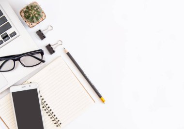 Beyaz ofis resepsiyon masası, dizüstü bilgisayar, smartphone siyah ekran, kalem, hesap makinesi, gözlük ile çalışma alanı office, Top kopya alanı görünümüyle
