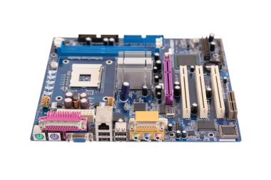 Bilgisayar ana kartı beyaz arkaplanda izole edildi