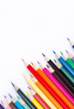 Renkli kalem seti, beyaz arka plan üzerinde kopya alanı izole ahşap renkli kalemler
