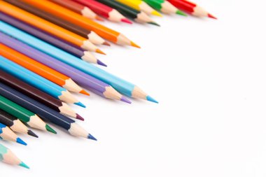 Renkli kalem seti, beyaz arka plan üzerinde kopya alanı izole ahşap renkli kalemler