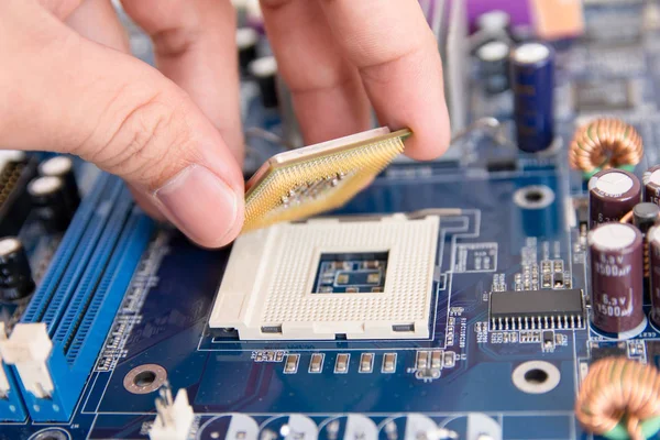 Technicus Installeren Van Cpu Chip Microprocessor Aansluiting Systeemkaart — Stockfoto