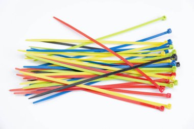Beyaz, naylon kablo bağları izole renkli kablo bağları