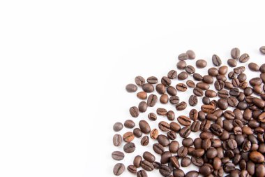 Kavrulmuş kahve çekirdekleri kopya alanı için beyaz arka plan üzerinde izole.