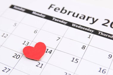 Takvim sayfası ve kırmızı kalpler kağıt üzerinde 14 Şubat Sevgililer günü.