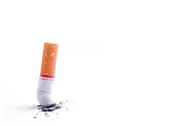 kırpma yolunu, kopya alanı ile beyaz bir arka plan üzerinde izole ash ile sigara izmariti
