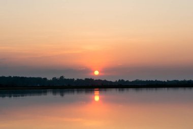 denizde gündoğumu, deniz manzara arka plan üzerinde güzel gündoğumu