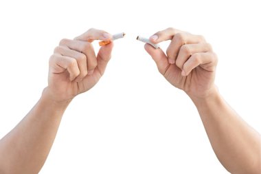 Sigarayı durdurun, adam elleri kırpma yolu ile beyaz izole sigara kırma