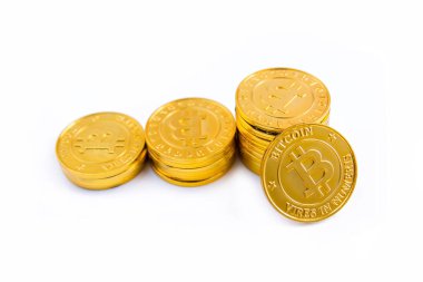 Altın bitcoin sikke yığını. Kırpma yolu ile beyaz arka plan üzerinde yalıtılmış