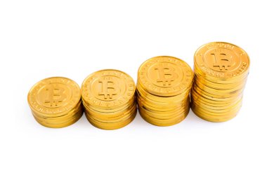 Altın bitcoin sikke yığını. Kırpma yolu ile beyaz arka plan üzerinde yalıtılmış