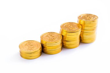 Altın bitcoin sikke yığını. Kırpma yolu ile beyaz arka plan üzerinde yalıtılmış