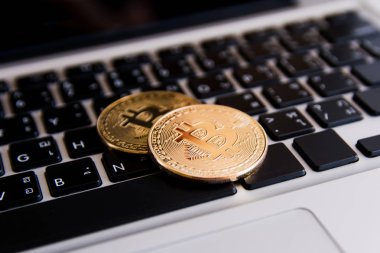 Altın bitcoin paralar grafik arka planı ticari klavye Laptop
