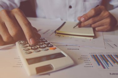 Finansal hesap makinesi kullanarak yazı ile adam eli yapmak Not ve resepsiyon evde mali veri çözümleme 