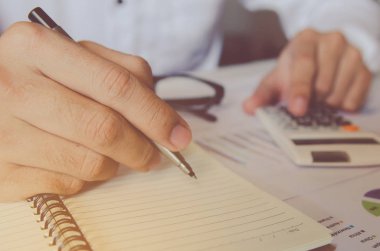 Finansal hesap makinesi kullanarak yazı ile adam eli yapmak Not ve resepsiyon evde mali veri çözümleme 