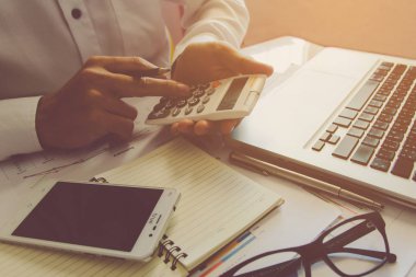 A mali hesap makinası ve resepsiyon evde finansal verileri analiz kullanarak adam ele 