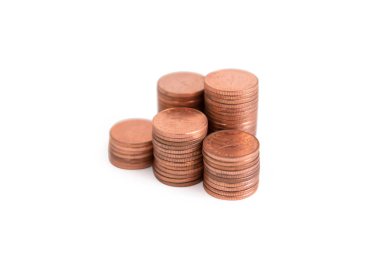 Kırpma yolu ile beyaz arka plan üzerinde izole bakır sikke yığını