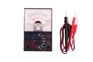 kırpma yolu ile beyaz arka plan üzerinde izole analog multimetre