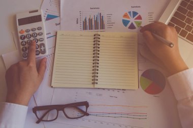 Finansal hesap makinesi kullanarak yazı ile adam eli yapmak Not ve resepsiyon evde mali veri çözümleme 