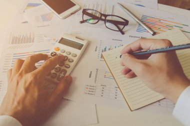 Finansal hesap makinesi kullanarak yazı ile adam eli yapmak Not ve resepsiyon evde mali veri çözümleme 
