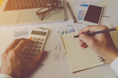Finansal hesap makinesi kullanarak yazı ile adam eli yapmak Not ve resepsiyon evde mali veri çözümleme 
