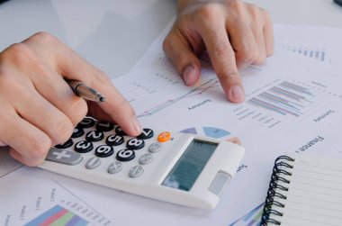 Finansal hesap makinesi kullanarak yazı ile adam eli yapmak Not ve resepsiyon evde mali veri çözümleme