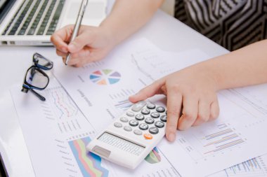 Finansal hesap makinesi kullanarak yazı ile adam eli yapmak Not ve resepsiyon evde mali veri çözümleme