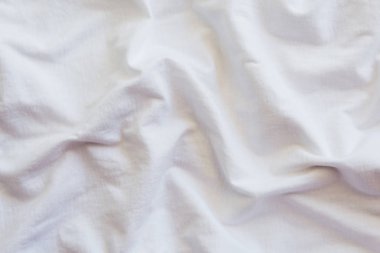 Buruşuk beyaz pamuklu kumaş doku.