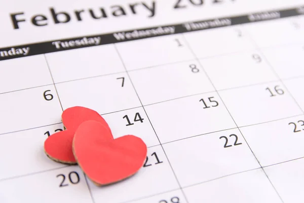 日バレンタインの日のカレンダー ページと赤の心の紙 — ストック写真