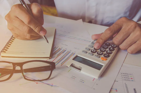 Hombre Mano Usando Una Calculadora Financiera Con Escritura Anotar Datos — Foto de Stock