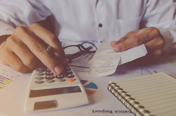 Hombre Mano Usando Calculadora Con Calcular Facturas Datos Financieros Analizando — Foto de Stock