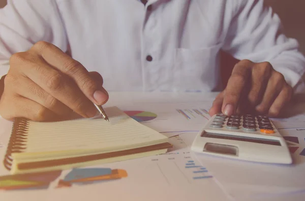 Hombre Mano Usando Una Calculadora Financiera Con Escritura Anotar Datos — Foto de Stock