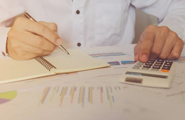 Hombre Mano Usando Una Calculadora Financiera Con Escritura Anotar Datos — Foto de Stock