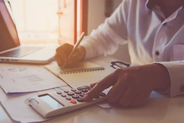 Hombre Mano Usando Una Calculadora Financiera Con Escritura Anotar Datos — Foto de Stock