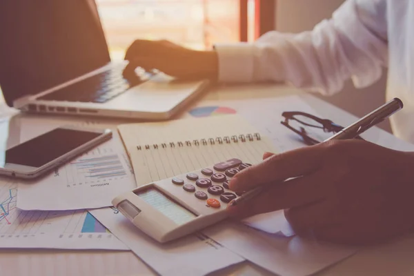 Mano Del Hombre Utilizando Una Calculadora Financiera Con Toque Teclado — Foto de Stock