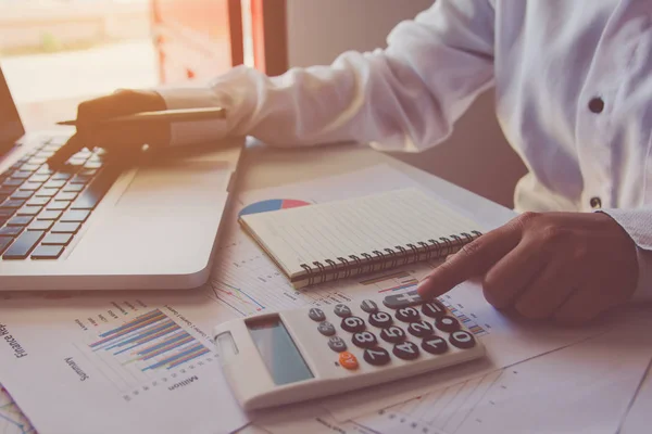 Mano Del Hombre Utilizando Una Calculadora Financiera Con Toque Teclado — Foto de Stock