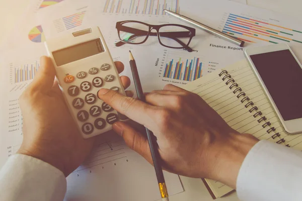 Mano Hombre Usando Una Calculadora Financiera Datos Financieros Analizando Escritorio — Foto de Stock