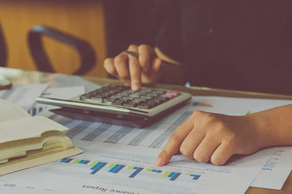 Hombre Mano Usando Una Calculadora Financiera Con Escritura Anotar Datos — Foto de Stock