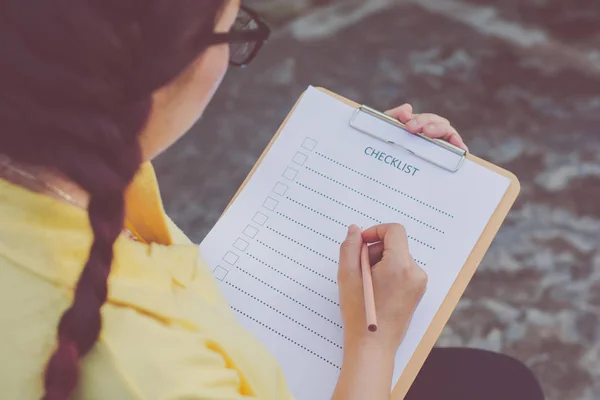 Mujer Negocios Preparando Lista Verificación Escritorio Oficina —  Fotos de Stock