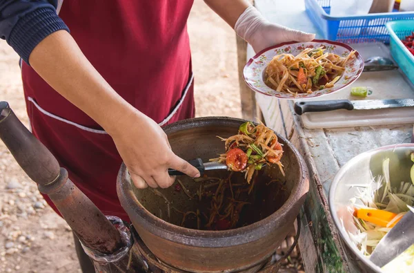 Papaya Salade Maken Een Mortier Som Tam Thai Straat Voedsel — Stockfoto