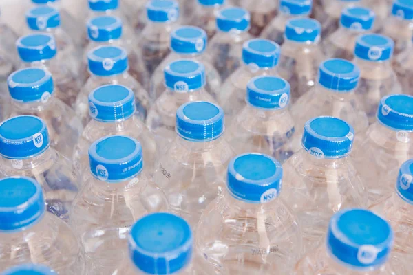 Ряды Воды Пластиковые Бутылки Крышка Уплотнить Nsf Нас Стандарт Стоковое Фото