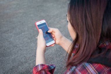 online alışveriş için akıllı telefon kullanarak kadın elleri