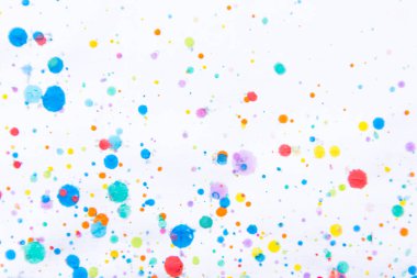 Renkli su renk resim sıçrama. Leke, bulanık nokta. doku ile. Birden çok noktalar ve leke su renk beyaz arka plan üzerinde