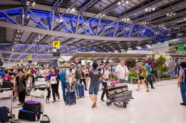 Bangkok, Tayland - 16 Mart 2018 : Suvarnabhumi Havaalanı içinde. Yolcular Uluslararası Havaalanı Suvarnabhumi kalkış alanında biniş için bekleyin 