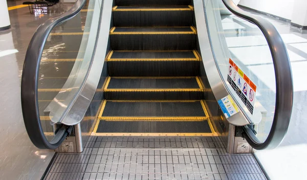 Feche Escada Rolante Moderna Centro Comercial Subindo Escadas — Fotografia de Stock