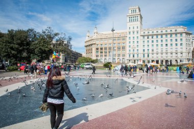 Barselona, İspanya, 19 Mart 2018.Barselona meydanında güvercinler. Barselona şehri. Placa de Catalunya manzarası