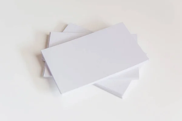 Pilha Cartões Brancos Branco Cartões Visita Mockup Fundo Branco Com — Fotografia de Stock