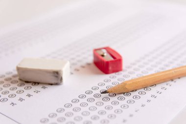 Cevap kâğıtlarında kalem, keskinleyici ve silgi veya standart test formu ile cevaplar kabardır. çoktan seçmeli cevap sayfası