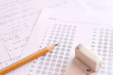 Cevap kağıdındaki kalem ve silgi ya da cevapları kabarcıklı standart test formu. çoklu seçim cevap sayfası