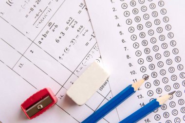 Cevap kâğıtlarında kalem, keskinleyici ve silgi veya standart test formu ile cevaplar kabardır. çoktan seçmeli cevap sayfası