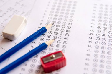 Cevap kâğıtlarında kalem, keskinleyici ve silgi veya standart test formu ile cevaplar kabardır. çoktan seçmeli cevap sayfası