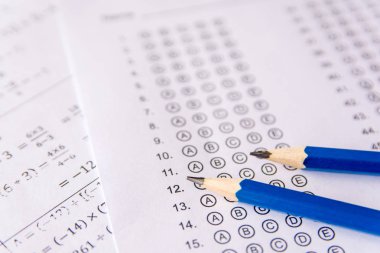 Cevap kâğıtları veya Standart test formu nda kalem ve cevapları kabardır. çoktan seçmeli cevap sayfası